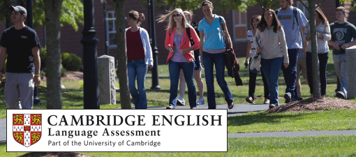Grupo de jóvenes en campus universitario.Cursos semipresenciales preparatorios examen oficial de Cambridge School