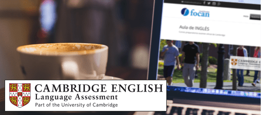 Portátil con un café al lado. En pantalla los cursos online de inglés preparatorios examen oficial de Cambridge School