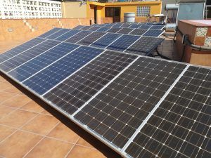 Huerto solar en la azotea del edificio para que los alumnos practiquen con fotovoltaica y solar térmica