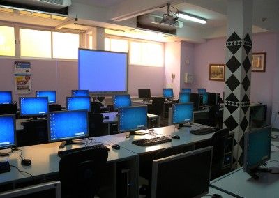 Aula 2 con pizarra digital y equipos informáticos