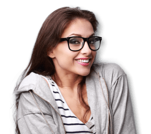 Mujer joven con ropa casual con gafas de pasta negras sonriendo