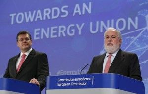 Comisario Europeo por la Unión Energética, Maros Sefcovic (Izquierda), y comisario europeo de Energía y Acción por el Clima, Miguel Arias Cañete (derecha)