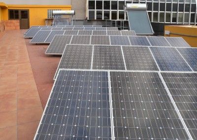 Área de prácticas con los diferentes equipos de energía solar de la planta alta de la sede