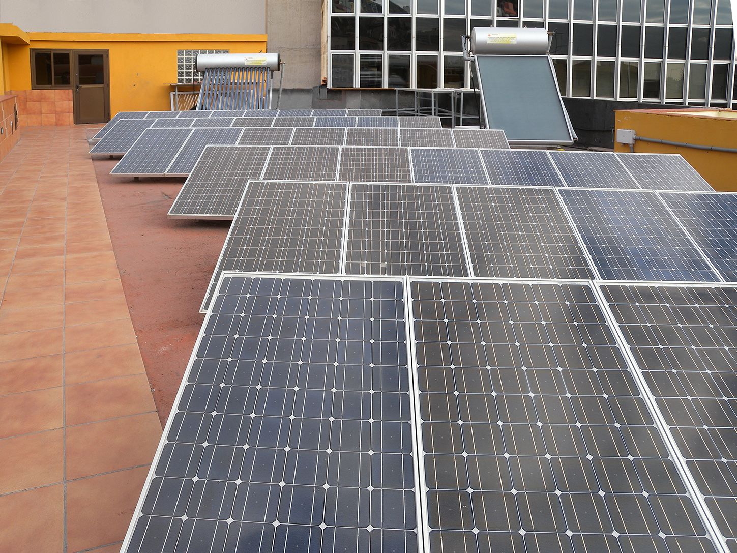 Área de prácticas con los diferentes equipos de energía solar de la planta alta de la sede