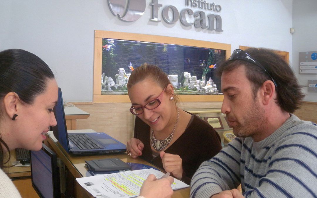 Nuestra asesora atendiendo a dos alumnos en la secretaría de Instituto Focan Gran Canaria